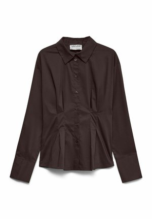 Chemise marron foncé à manches longues avec boutons sur le devant, col pointu et coutures ajustées, posée à plat sur fond blanc.