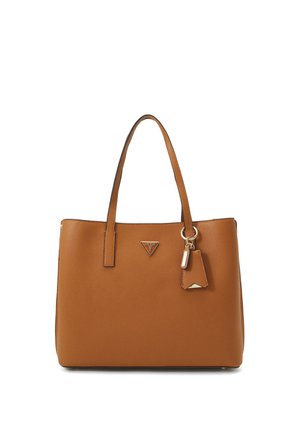 Borsa tote in pelle marrone con texture a ciottoli, due manici, hardware dorato, un portachiavi ornamentale e un logo triangolare sul davanti.