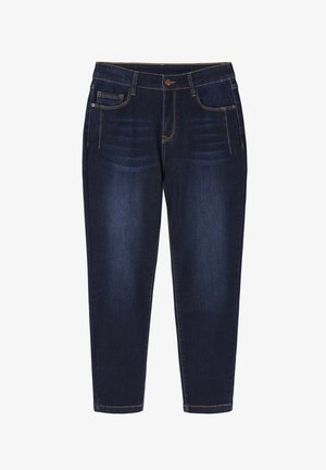 Temno modri kavbojke z oprijetim krojem, ki imajo sprednje žepe, subtilne podrobnosti postopnega bledenja in kontrastne šive ob šivih.