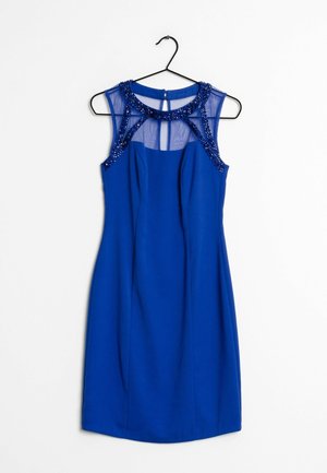 BezRękawowa sukienka w królewskim niebieskim kolorze z przezroczystym tiulowym karczkiem i zdobieniem na dekolcie z koralików, zawieszona na czarnym drucianym wieszaku na białym tle.