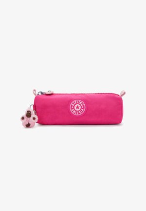 Trousse rectangulaire rose avec le logo Kipling au centre et un petit porte-clés singe en peluche attaché à la fermeture éclair sur le côté gauche.