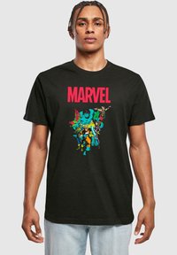 Sort bomulds t-shirt med et farverigt Marvel-grafik, der viser karakterer. Fed rød "MARVEL" tekst over designet. Korte ærmer, rund hals.