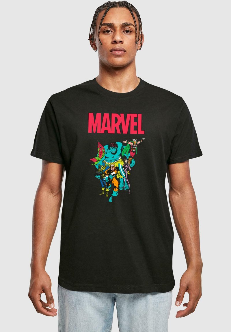 Sort bomulds t-shirt med et farverigt Marvel-grafik, der viser karakterer. Fed rød "MARVEL" tekst over designet. Korte ærmer, rund hals.