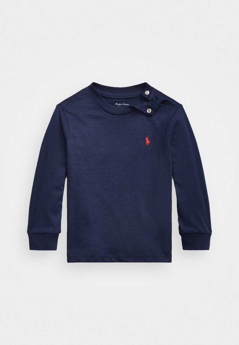 Tengerészkék, hosszúujjú póló kerek nyakkivágással, két patentgombbal a vállán, és egy kis piros hímzett logóval a mellkasán.