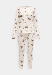 Cremefarvet langærmet bluse og bukser med et rødt og grønt blomstermønster og fyrrekogler, med en rund halsudskæring og knaplukning.