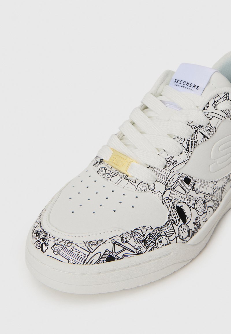 Weißer Sneaker mit detailliertem schwarzem Grafikdesign, das verschiedene Objekte zeigt; umfasst Skechers-Branding und Schnürdetails.