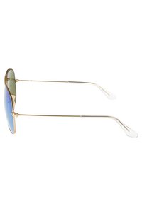 Occhiali da sole con montatura in metallo dorato e lenti verdi, caratterizzati da un design elegante e bracci curvati. Le lenti hanno una sfumatura blu.