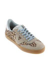 Beige suède sneakers met een lichaamsdeel van canvas met luipaardprint, lichtblauwe veters en een rubberen gumzool. Voorzien van een gevoerde kraag en tong.