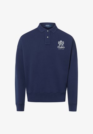 Marineblauw poloshirt met lange mouwen, twee knopen en een wit "Ralph's Beach Club" wapenlogo op de linkerborst.