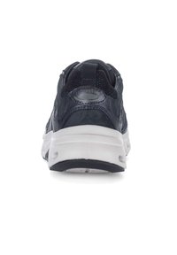 Zapatillas deportivas para hombre en malla y cuero de color azul marino oscuro, que cuentan con un collarín acolchado, una media suela blanca y una suela exterior de goma negra texturizada.