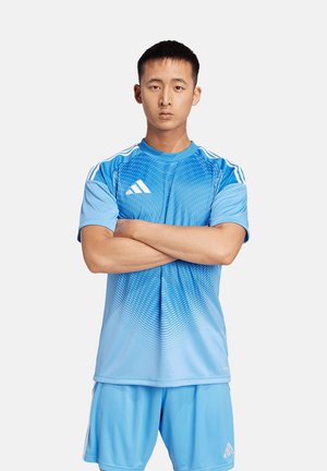 Lichtblauw voetbalshirt en broek gemaakt van ademende stof, met verlooppatroon en witte adidas-strepen op de mouwen en broek.