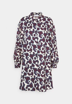 Robe à motifs avec une base blanche et de grandes formes abstraites en bordeaux et bleu. Manches longues bouffantes et col classique.