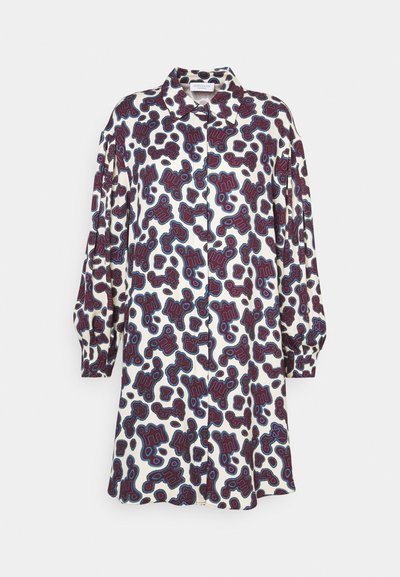 Φόρεμα με μοτίβο, που διαθέτει άσπρη βάση με έντονα αφηρημένα σχήματα σε μπορντό και μπλε. Μακριά φουσκωτά μανίκια και κολάρο.