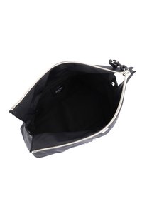 Borsa nera con cerniera e superficie liscia. L'interno presenta una fodera in tessuto, con un compartimento principale e un'etichetta. La cerniera è di colore argento.