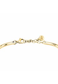Bracciale in tonalità oro con un design liscio e curvo. Caratterizzato da un gancio a moschettone e un piccolo emblema a foglia inciso sulla catena.