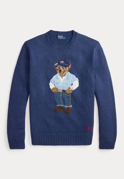 Marineblauer Strickpullover mit einem Bärenmotiv, der ein Jeans-Outfit mit blauem Hemd und Hut trägt. Rippenbündchen und Saum mit "R.L." in Rot am unteren Rand.