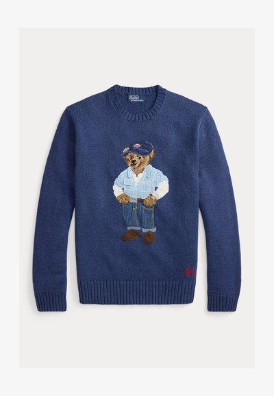 Marineblauer Strickpullover mit einem Bärenmotiv, der ein Jeans-Outfit mit blauem Hemd und Hut trägt. Rippenbündchen und Saum mit "R.L." in Rot am unteren Rand.