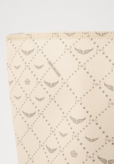 Sac à main beige avec des motifs en relief de ailes, de couronnes et d'étoiles. Présente une surface texturée avec des coutures visibles le long du bord supérieur.