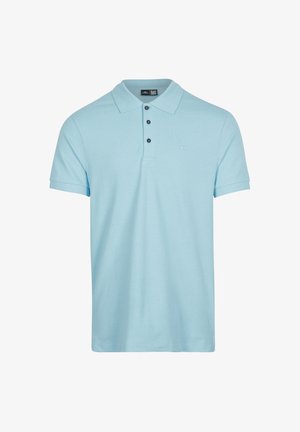 Lyseblå polo skjorte lavet af blødt stof. Har en klassisk krave, tre-knaps stolpe og korte ærmer. Inkluderer en logodetail.