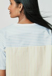 Next SHORT SLEEVE - T-shirt med print - blue neutral stripe