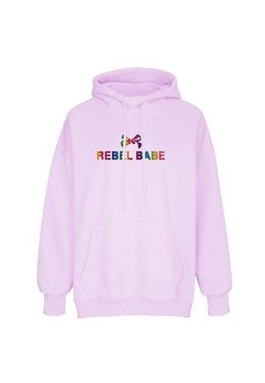 Lyse lilla hættetrøje med frontlomme, snore og farverig tekst "REBEL BABE" sammen med et flerfarvet abstrakt symbol over teksten.