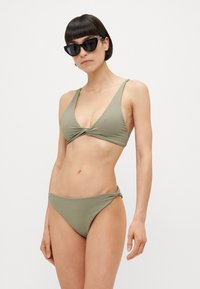 Set de bikini verde măsliniu, cu un design cu nod torsionat pe partea de sus, cu bretele late și o parte inferioară de croială clasică, fabricat dintr-un material neted.