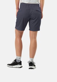 Dunkelgraue Sportshorts mit einem elastischen Bund, ausgestattet mit einer Gesäßtasche und einer glatten, atmungsaktiven Stofftextur.