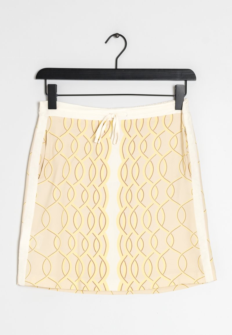 Světle žlutá sukně s vlnitým vzorem v tmavší žluté barvě. Má stahovací pas a hladkou texturu. Visí na černém ramínku.