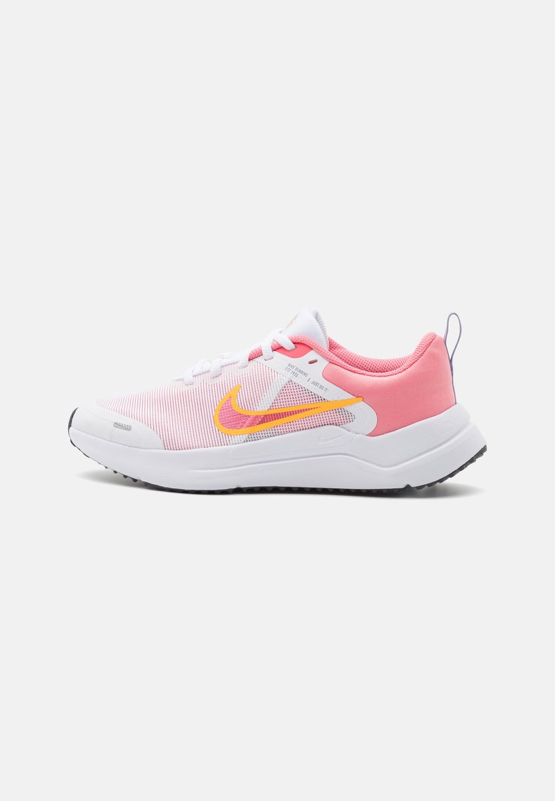 Nike Performance - DOWNSHIFTER 12 NN GS - Neutrální běžecké boty - white/laser orange/coral chalk/sea coral, Zvětšit