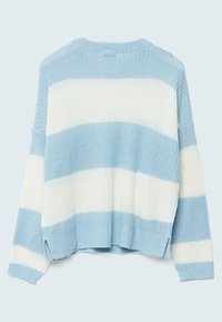 Pull en maille épaisse avec de larges rayures horizontales bleu clair et blanches, manches longues et coupe légèrement courte et décontractée.