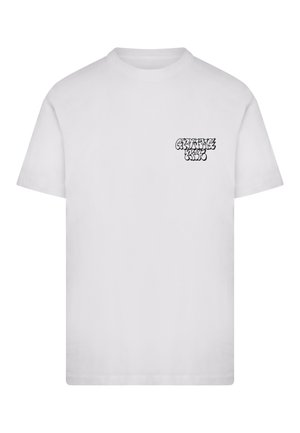 Witte T-shirt met korte mouwen en kleine zwarte graffiti-stijl tekst "GRAFFITI MUSE" aan de linkerkant van de borst.