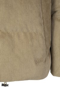 Beżowa kurtka ze sztruksu z pionową prążkowaną fakturą, zamkiem błyskawicznym u dołu i naszywką z logo "Karl Lagerfeld".