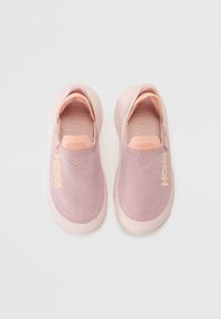 Pantofi slip-on de culoare roz deschis, fabricați din material mesh respirabil, cu o finisare texturată, având un călcâi întărit și un design cu logo embosat.