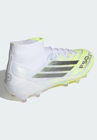 Λευκό και νέον κίτρινο ποδοσφαιρικό παπούτσι με ψηλό κάλτσα αστραγάλου, μαύρες ρίγες και σήμανση "F50 Spark Fusion", φαίνεται από το πλάι και πίσω.