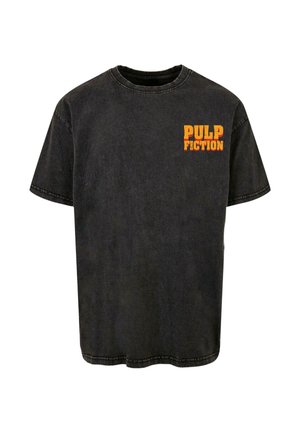 Černé bavlněné tričko s volným střihem, krátkým rukávem a retro grafiku 'PULP FICTION' v oranžové barvě na levé straně hrudi.
