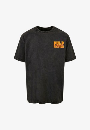Černé bavlněné tričko s volným střihem, krátkým rukávem a retro grafiku 'PULP FICTION' v oranžové barvě na levé straně hrudi.