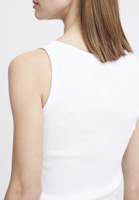 Weißes, geripptes Tanktop mit einer taillierten Passform, das schulterfrei ist und eine glatte Textur aufweist. Die Rückansicht zeigt eine saubere Nahtverarbeitung.