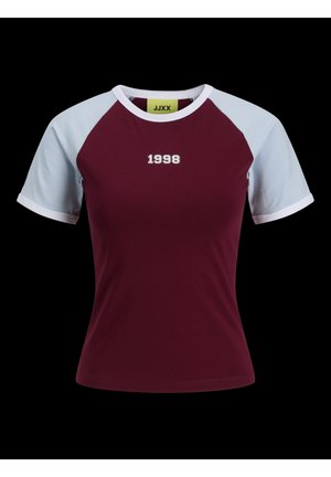 Bordowa i jasnoniebieska koszulka z krótkim rękawem z białym kołnierzykiem, z wyszytym na przodzie rokiem "1998". Gładka faktura materiału.