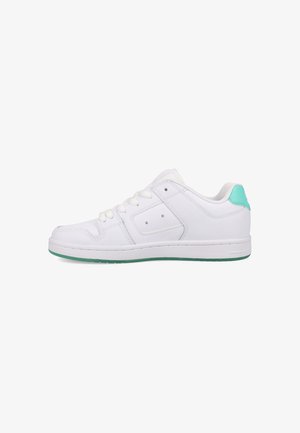 Witte sneaker met een gladde lederen bovenkant, vetersluiting, gaas tong en turkooizen hielaccent. Rubberen zool met groene rand.