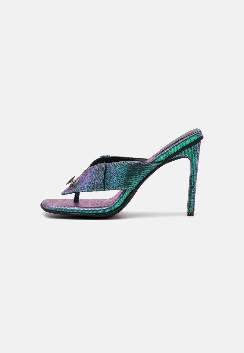 Sandal s podpätkom s mnohými farebnými iridencentnými odtieňmi, featuring design s prstovým pásikom, elegantný siluetu a jemne polstrovanou stielkou.