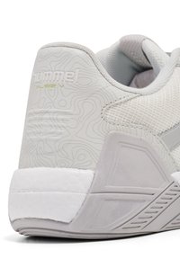Lichtgrijze sneaker met een bovenwerk van geperforeerd mesh, een reliëfpatroon en een witte rubberen zool. Voorzien van grijze accenten en een flexibele ontwerp.