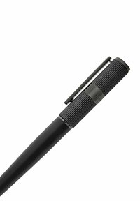 Schwarzer Stift mit einem glatten Gehäuse und rippenförmigem Griffbereich. Verfügt über einen Clip und eine abgerundete Spitze. Matte Oberfläche ohne zusätzliche Muster.