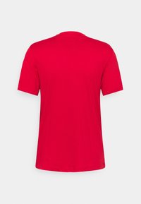 En enkel klar röd T-shirt med kort ärm, sedd bakifrån mot en vit bakgrund.