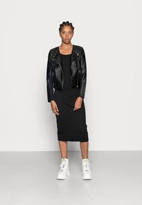 Vero Moda VMRIA SHORT JACKET - Chaqueta de cuero sintético - black