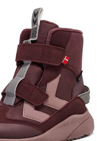 Høje sko med en maroon og pink farveskema, lavet af tekstureret stof og læder, med velcro-stropper og et branddetalje.