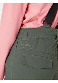 Pantaloni in tessuto verde con tasca posteriore e logo ricamato. Cintura regolabile nera sul lato sinistro. Texture liscia e design resistente.