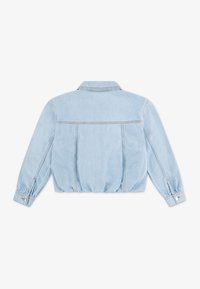 Ανοιχτό μπλε cropped τζιν μπουφάν με γιακά με αιχμηρή γωνία, μανσέτες με κουμπιά και πίσω καβάλο με λεπτομέρειες πτυχώσεων για άνετη εφαρμογή.
