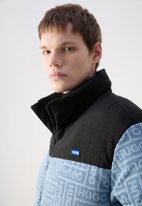 HUGO BYRES - Ziemas jaka - navy