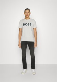 BOSS THINKING - Marškinėliai su spaudiniu - light pastel grey