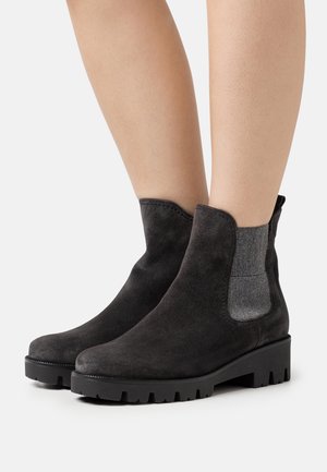 Bottines en suede noir avec un panneau élastique texturé gris, bout rond, semelle en caoutchouc épaisse avec des crampons et des détails de couture minimaux.